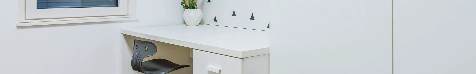 Białe biurko i szafa